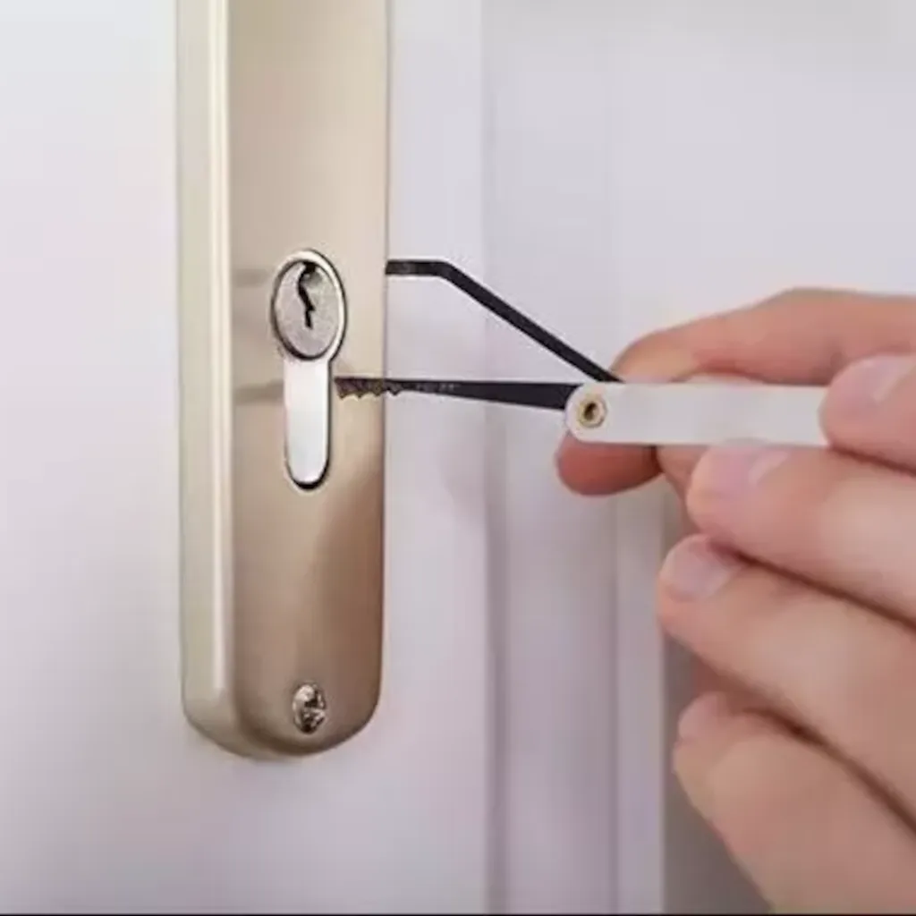 Cerrajero experto abriendo una puerta en Dúrcal